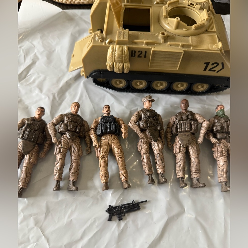 BBI Elite Force 1:18 M113 Desert Armored Vehicle APC 2005 Blue and 6 figures